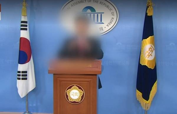 고위 공무원 출신 70대 유튜버가 30대 여성을 강제추행했다는 주장이 나왔다. 사진은 보수 성향 유튜버 모습. /사진=JTBC '사건반장' 캡