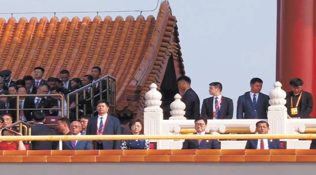 우원식(앞줄 오른쪽 두 번째) 국회의장이 3일 오전 중국 베이징에서 열린 중국 전승절 80주년 행사에서 톈안먼 성루에 위치한 외빈석에 앉아 있다.  CCTV 캡처