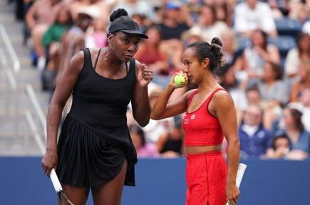 미국의 비너스 윌리엄스(왼쪽)와 캐나다의 레일라 페르난데스. AFP 연합뉴스