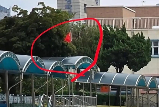 서울 용산구 한 초등학교에 게양된 오성홍기. 인터넷 커뮤니티