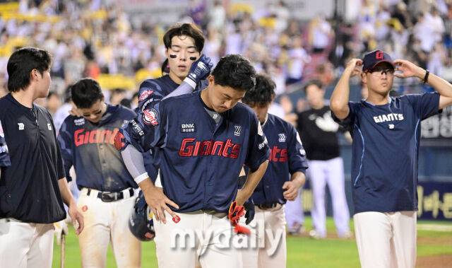 2025년 9월 2일 오후 서울 잠실구장에서 열린 '2025 신한 SOL뱅크 KBO 리그' 롯데 자이언츠와 LG 트윈스의 경기. 롯데가 2-3으로 패한 뒤 아쉬워하고 있다./잠실 = 유진형 기자