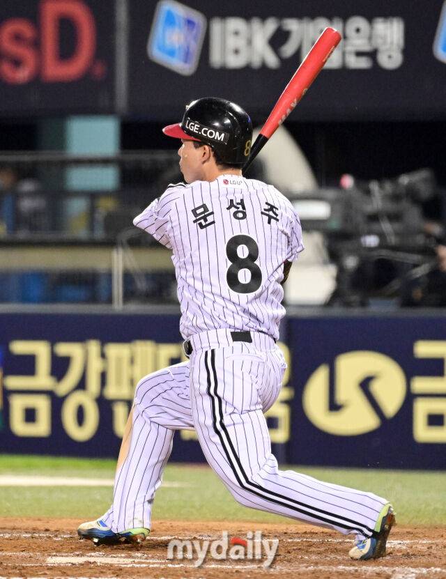 2025년 9월 2일 오후 서울 잠실구장에서 열린 '2025 신한 SOL뱅크 KBO 리그' 롯데 자이언츠와 LG 트윈스의 경기. LG 문성주가 5회말 2사 후 안타를 치고 있다./마이데일리
