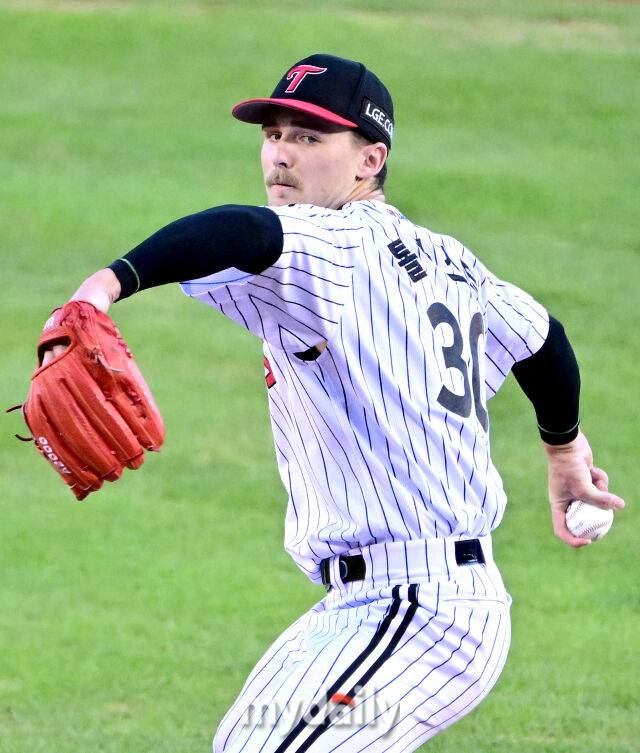 2025년 8월 30일 오후 서울 잠실구장에서 열린 '2025 신한 SOL뱅크 KBO 리그' 키움 히어로즈와 LG 트윈스의 경기LG 선발투수 톨허스트가 역투하고 있다./마이데일리