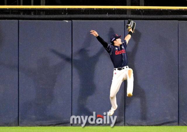 중견수 윤동희가 오스틴의 장타성 타구를 날아올라 잡아내고 있다 / 잠실 = 유진형 기자 zolong@mydaily.co.kr