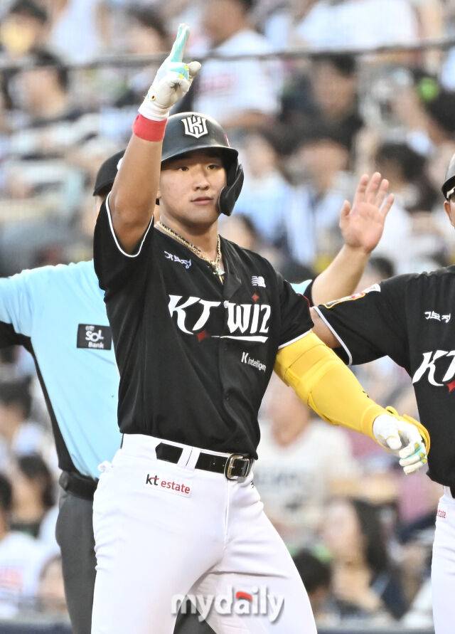 23일 오후 서울 잠실야구장에서 진행된 '2025 프로야구 KBO리그' 두산베어스와 KT위즈의 경기. KT 안현민이 3회초 2사 1루서 안타를 친 뒤 환호하고 있다./마이데일리
