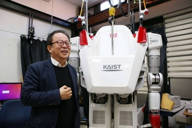 오준호 KAIST 명예교수와 그가 만든 인간형 로봇 휴보.[KAIST 제공]