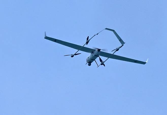 정찰·감시용 드론이 드론모함을 출발해 해상표적을 추적하고 있다. 이번 훈련에 참가한 정찰·감시용 드론은 참치어군탐지용으로 개발 운용되었으며; 체공시간은 3시간; 속력은 약 시속 80km이다. [헤럴드경제 DB]