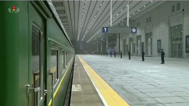 지난 2018년 3월 김정은 북한 국무위원장이 기차를 타고 중국 베이징으로 이동하고 있다. [북한 조선중앙방송·로이터]