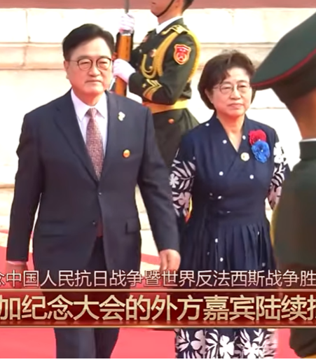 우원식(왼쪽) 국회의장이 3일 중국 톈안먼 광장에서 열리는 전승절 기념행사에 참석하기 위해 행사장에 입장하고 있다.   [중국중앙(CC)TV 유튜브 채널 캡처]