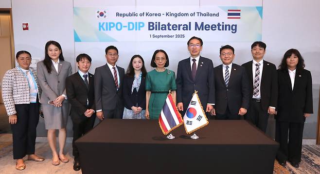 김완기 특허청장(왼쪽 7번째)과 누사라 칸자나쿨(Nusara Kanjanakul) 태국 지식재산청장(왼쪽 6번째) 및 관계자들이 2일 한- 태국 양자회담을 마친후 기념촬영을 하고 있다. 이날 특허청은 테국을 비롯해 베트남·인도네시아·캄보디아 등 아세안 8개국과 지식재산 고위급 청장 회담을 가졌다.