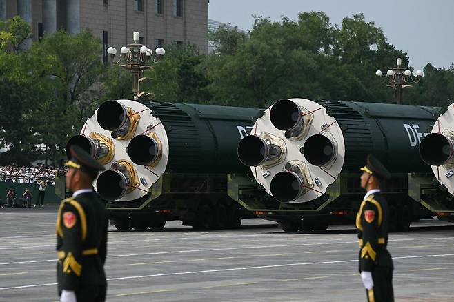 3일(현지시간) 베이징 톈안먼 광장에서 열린 ‘중국인민 항일전쟁 및 세계 반파시스트 전쟁 승리(전승절) 80주년’ 열병식 도중에 DF-5C 대륙간탄도미사일이 포착됐다. [AFP]