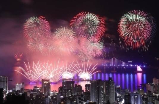 지난해 11월 열린 부산 광안리 불꽃축제. [연합]