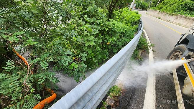 지난 2일 오봉저수지에 운반급수를 하고 있는 민간살수차. 안효정 기자.