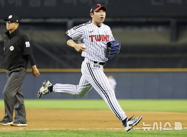 [서울=뉴시스] 이영환 기자 = 6월12일 오후 서울 송파구 잠실야구장에서 열린 2025 KBO리그 SSG 랜더스와 LG 트윈스의 경기, 9회초 2사 2루에서 LG 마무리 투수 박명근이 SSG 석정우가 날린 땅볼을 잡은 후 1루 베이스를 밟고 있다. 2025.06.12. 20hwan@newsis.com