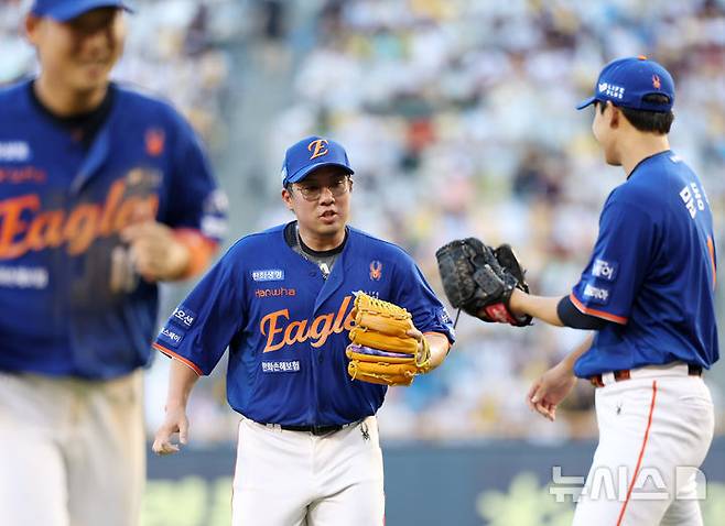 [서울=뉴시스] 조성우 기자 = 10일 오후 서울 송파구 잠실야구장에서 열린 2025 KBO리그 한화 이글스와 LG 트윈스의 경기, 한화 2루수 안치홍이 LG 3회말 공격 2사 후 오스틴의 직선타를 호수비로 잡아낸 후 선발투수 문동주와 하이파이브 하고 있다. 2025.08.10. xconfind@newsis.com