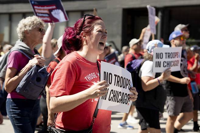 [시카고=AP/뉴시스] 9월1일 일리노이 시카고시내에서 노동자들의 시위대가 "군대 투입 반대" 팻말을 들고 시위를 벌이고 있다. 2025.09.03..
