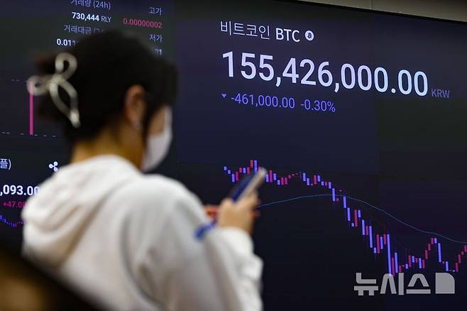[서울=뉴시스] 황준선 기자 = 미국에서 9월 금리인하에 대한 기대감 약화로 비트코인 등 가상화폐 가격이 하락한 26일 서울 강남구 업비트 고객센터 전광판에 비트코인과 이더리움 등 가상화폐 시세가 표시되고 있다. 2025.08.26. hwang@newsis.com