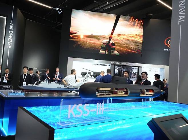 [서울=뉴시스] 동유럽 최대 방산전시회 폴란드 'MSPO 2025' 행사장 내 한화오션 부스. (사진=한국방위산업진흥회 제공) 2025.09.03. photo@newsis.com   *재판매 및 DB 금지