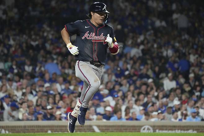 [시카고=AP/뉴시스] 애틀랜타 브레이브스의 김하성이 2일(현지 시간) 미 일리노이주 시카고의 리글리 필드에서 열린 2025 메이저리그 시카고 컵스와 경기 7회 초 우전안타를 친 후 1루로 달리고 있다. 2025.09.03.