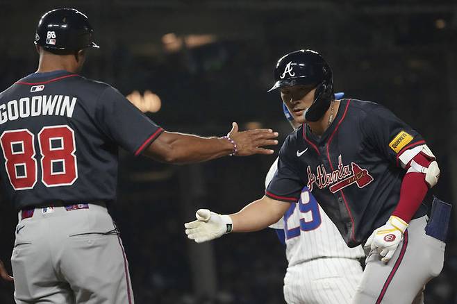 [시카고=AP/뉴시스] 애틀랜타 브레이브스의 김하성이 2일(현지 시간) 미 일리노이주 시카고의 리글리 필드에서 열린 2025 메이저리그 시카고 컵스와 경기 7회 초 우전안타를 친 후 1루 주루코치의 축하를 받고 있다. 2025.09.03.