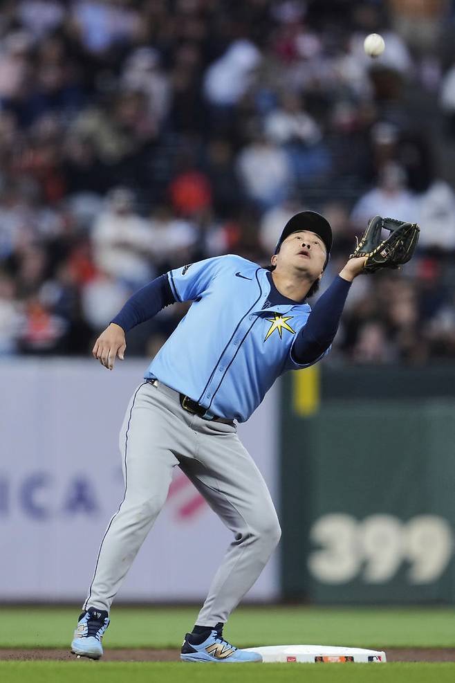 [샌프란시스코=AP/뉴시스] 탬파베이 레이스 유격수 김하성이 16일(현지 시간) 미 캘리포니아주 샌프란시스코의 오라클 파크에서 열린 2025 메이저리그 샌프란시스코 자이언츠와의 경기 7회 말 뜬공 수비를 하고 있다. 김하성은 4타수 1안타 1삼진 1도루를 기록했고, 탬파베이는 2-1로 승리했다. 2025.08.17.