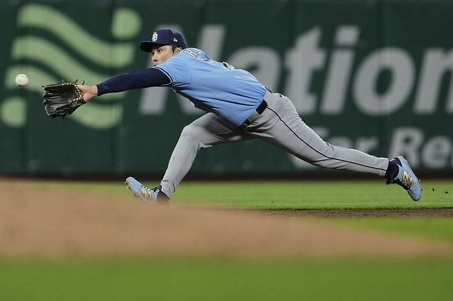 [샌프란시스코=AP/뉴시스] 탬파베이 레이스 유격수 김하성이 16일(현지 시간) 미 캘리포니아주 샌프란시스코의 오라클 파크에서 열린 2025 메이저리그 샌프란시스코 자이언츠와의 경기 8회 말 직선 타구를 잡아내고 있다. 김하성은 4타수 1안타 1삼진 1도루를 기록했고, 탬파베이는 2-1로 승리했다. 2025.08.17.