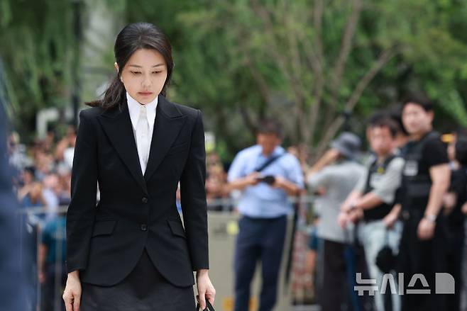[서울=뉴시스] 이영환 기자 = 도이치모터스 주가조작 연루 의혹 등을 받는 김건희 여사가 지난달 6일 오전 서울 종로구 김건희 특검팀(특별검사 민중기)사무실에 피의자 신분으로 소환되고 있다. 2025.08.06. 20hwan@newsis.com