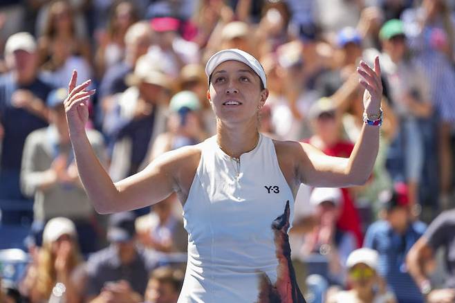 [뉴욕=AP/뉴시스] 제시카 페굴라(4위·미국)가 2일(현지 시간) 미국 뉴욕의 빌리진킹 내셔널 테니스 센터에서 열린 US 오픈 여자 단식 8강전에서 바르보라 크레이치코바(62위·체코)를 꺾은 후 기뻐하고 있다. 한국계인 페굴라가 2-0(6-3 6-3)으로 승리하고 4강에 올라 2연패를 노리는 아리나 사발렌카(1위·벨라루스)와 맞붙는다. 사발렌카는 마르케타 본드로우쇼바(60위·체코)가 부상으로 기권하면서 4강에 무혈 입성했다. 2025.09.03.