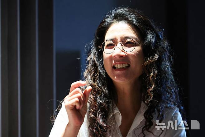 [서울=뉴시스] 권창회 기자 = 가수 말로가 지난 달 31일 서울 종로구 세운상가 사운드 미러 사무실에서 뉴시스와 인터뷰 하고 있다. 2025.08.05. kch0523@newsis.com