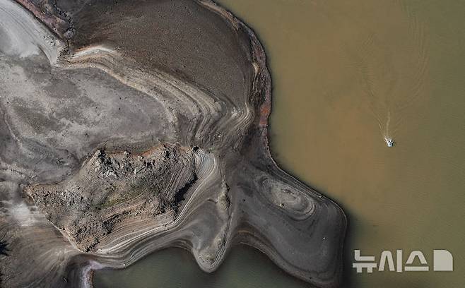 [강릉=뉴시스] 김근수 기자 = 강릉 지역의 극심한 가뭄이 계속되는 3일 강원 강릉시 오봉저수지에 바닥이 드러나 있다.강릉 지역의 주요 수원인 오봉저수지의 저수율이 전날(14.4%)보다 더 떨어진 14.1%를 기록했다. 2025.09.03. ks@newsis.com