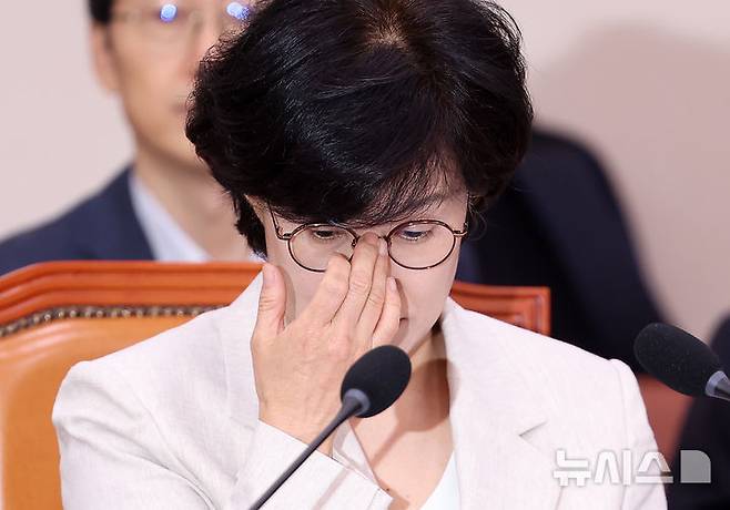 [서울=뉴시스] 김명년 기자 = 원민경 여성가족부장관 후보자가 3일 오전 서울 여의도 국회 여성가족위원회에서 열린 인사청문회에서 안경을 만지고 있다. 2025.09.03. kmn@newsis.com