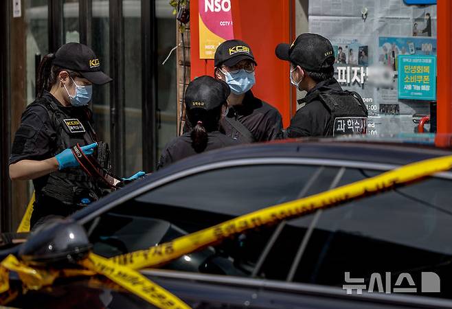 [서울=뉴시스] 정병혁 기자 = 3일 서울 관악구 조원동  칼부림 사건 현장에서 과학수사대가 현장조사를 하고 있다.서울 관악구 조원동 에서 칼부림이 발생해 40대 남성 2명 등 총 4명이 중상을 입는 사고가 발생했다. 경찰에 따르면 30대 남성 1명, 40대 남성 2명, 여성 1명이 부상을 입고 병원으로 후송됐다. 이 중 40대 남성 2명은 심정지 상태로 병원에 옮겨졌으나 사망 여부는 아직 확인되지 않았다. 2025.09.03. jhope@newsis.com