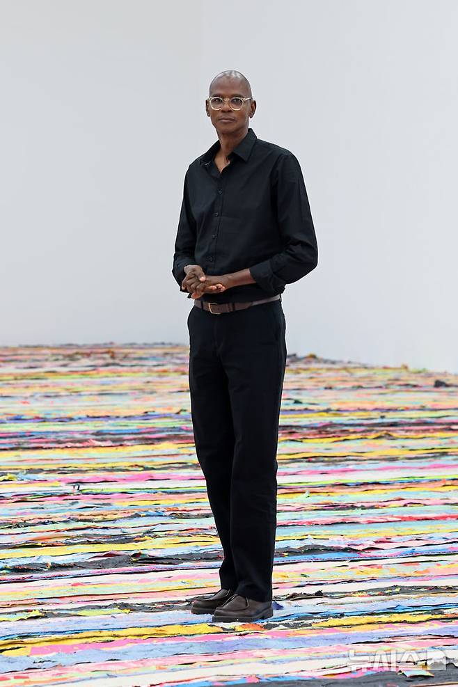 [서울=뉴시스] 박진희 기자 =서울 용산구 아모레퍼시픽미술관에서 개인전 ‘Mark Bradford: Keep Walking’ 를 연 미국 추상회화 작가 마크 브래드포드(Mark Bradford). 2025.07.31. pak7130@newsis.com