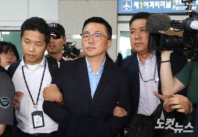 '김건희 집사' 김예성 씨가 지난달 12일 인천국제공항에서 민중기 특별검사팀에 체포된 뒤 광화문 사무실로 압송되고 있다. 특검은 김씨를 IMS모빌리티 자금 총 48억원을 횡령한 혐의로 29일 구속기소했다. 영종도=박종민 기자