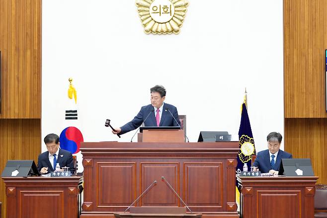 이동협 경주시의회 의장이 제292회 임시회를 주재하고 있다. 경주시의회 제공