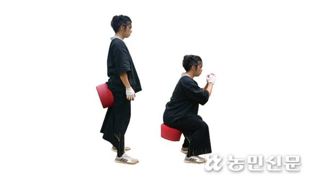 작업방석을 이용한 스쾃. 방석 덕에 자세 잡기가 쉽다.