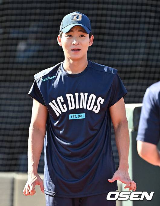 [OSEN=부산, 이석우 기자] 30일 부산 사직야구장에서 2025 신한 SOL 뱅크 KBO 리그 롯데 자이언츠와 NC 다이노스의 경기가 열린다. 홈팀 롯데는 감보아가, 방문팀 NC는 목지훈이 선발 출전한다.KIA에서 트레이드 된 NC 다이노스 홍종표가 1군에 올라와 오영수와 훈련을 하고 있다. 2025.07.30 / foto0307@osen.co.kr