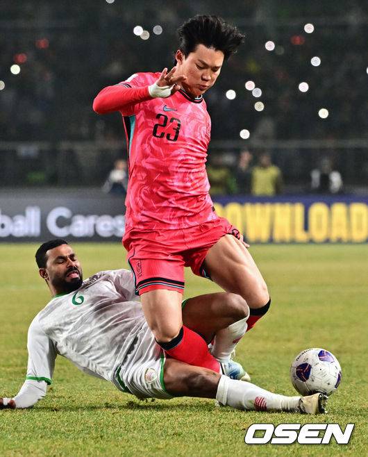 [OSEN=고양, 조은정 기자]20일 오후 경기도 고양종합운동장에서 2026 국제축구연맹(FIFA) 북중미 월드컵 아시아지역 3차 예선 B조 7차전 한국과 오만의 경기가 열렸다.승점 14점(4승 2무)으로 B조 1위를 유지하고 있는 한국이 오만전과 25일 예정된 요르단전에서 모두 승리해 승점 6점을 얻어낸다면, 6월 예정된 이라크, 쿠웨이트와 경기 결과와 상관없이 11회 연속 월드컵 본선 진출을  확정 짓는다. 후반 한국 오현규가 오만의 강한 태클을 받고 있다. 2025.03.20 /cej@osen.co.kr