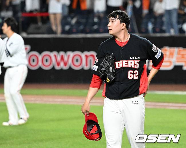 [OSEN=대전, 이대선 기자]&nbsp;9회말 2사 만루에서 끝내기 안타를 허용한 KIA 정해영이 아쉬워하고 있다. 2025.07.10 /sunday@osen.co.kr