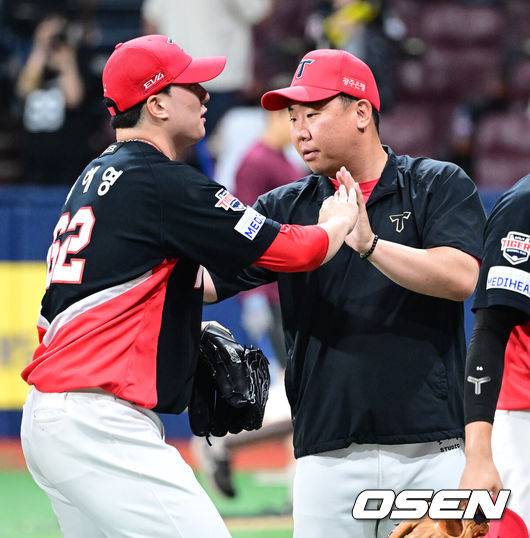 [OSEN=고척, 최규한 기자]경기를 마치고 KIA 이범호 감독과 정해영이 인사를 나누고 있다. 2025.06.25 / dreamer@osen.co.kr