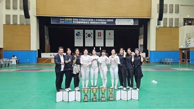 모별이, 김현진, 홍세나, 오혜미로 구성된 인천중구청 플러레 팀이 제30회 김창환배전국남녀펜싱선수권대회 겸 국가대표선수 선발대회에서 준우승을 차지했다. / 스포노베이션