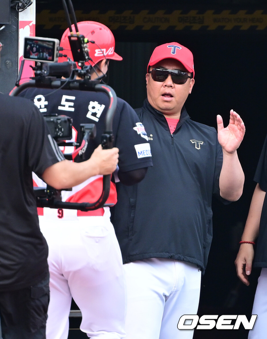이범호 감독이 홈런을 터트린 윤도현을 축하하고 있다./OSEN DB