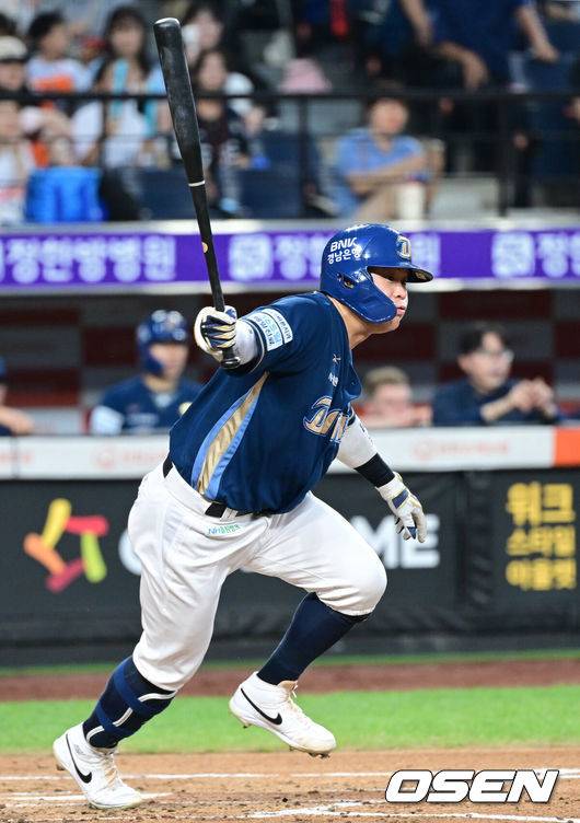 [OSEN=대전, 최규한 기자] 3일 대전 한화생명볼파크에서 ‘2025 신한 SOL Bank KBO리그’ 한화 이글스와 NC 다이노스의 경기가 열렸다.홈팀 한화는 코디 폰세, 방문팀 NC는 신민혁을 선발로 내세웠다.2회초 1사 1, 2루 상황 NC 박세혁이 선제 1타점 적시타를 날리고 있다. 2025.09.03 / dreamer@osen.co.kr