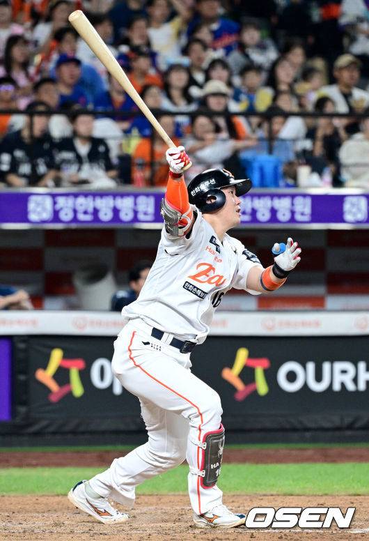 [OSEN=대전, 최규한 기자] 3일 대전 한화생명볼파크에서 ‘2025 신한 SOL Bank KBO리그’ 한화 이글스와 NC 다이노스의 경기가 열렸다.홈팀 한화는 코디 폰세, 방문팀 NC는 신민혁을 선발로 내세웠다.4회말 1사 1, 3루 상황 한화 하주석이 역전 1타점 희생플라이를 날리고 있다. 2025.09.03 / dreamer@osen.co.kr