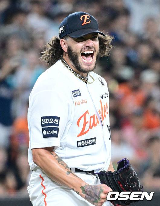 [OSEN=대전, 최규한 기자] 3일 대전 한화생명볼파크에서 ‘2025 신한 SOL Bank KBO리그’ 한화 이글스와 NC 다이노스의 경기가 열렸다.홈팀 한화는 코디 폰세, 방문팀 NC는 신민혁을 선발로 내세웠다.5회초 2사 1, 2루 상황 한화 선발 폰세가 NC 천재환을 삼진으로 이끌며 포효하고 있다. 올 시즌 226번째 삼진 기록. 2025.09.03 / dreamer@osen.co.kr