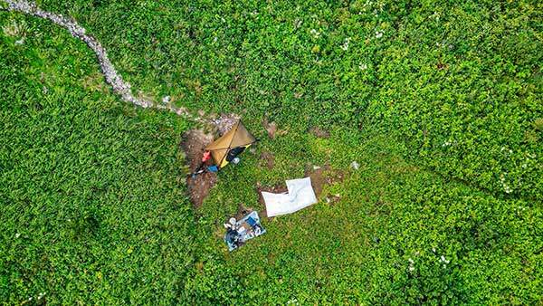 상공에서 내려다 본 배달은석 야영지. 야생화를 피해 텐트 두 동을 설치하기 좋은 공간이었다.