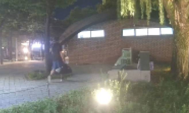 경북 영천 육군3사관학교에서 일하는 30대 육군 대위가 2일 오전 검은색 가방에 K-2 소총을 담고 대구 수성구 수성못 주변을 걸어가고 있다. 그는 총상을 입은 채 의식불명 상태로 경찰에 발견됐다가 끝내 숨졌다. 연합뉴스