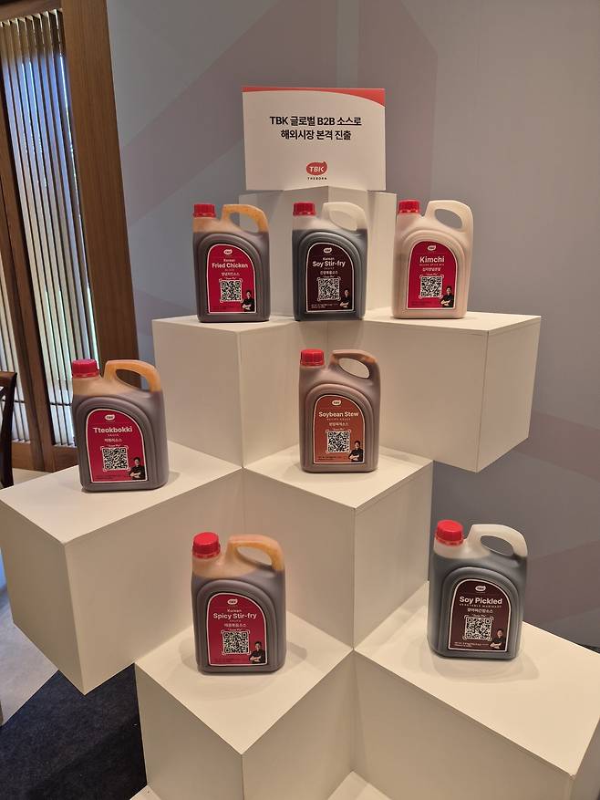 더본코리아가 3일 오전 서울 중구 신라호텔 영빈관에서 열린 ‘TBK(The Born Korea)’ 글로벌 B2B(기업 간 거래)소스 론칭 시연회에서 공개한 7종 소스. 김동환 기자