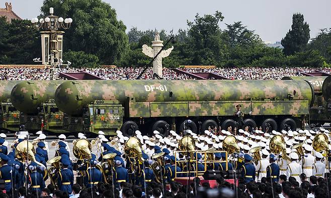 중국은 3일 베이징 톈안먼광장에서 거행한 ‘중국인민 항일전쟁 및 세계 반파시스트 전쟁승리(전승절) 80주년’ 열병식에서 DF-41 ICBM의 개량형으로 추정되는 DF-61 모습을 공개했다. 신화연합뉴스