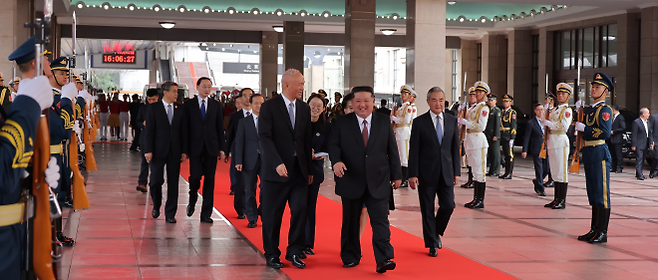 中 서열 5위가 김 위원장 맞아 - 김정은 북한 국무위원장이 2일 오후 중국 베이징역에 도착해 영접을 나온 차이치(맨 앞줄 왼쪽) 중국 공산당 중앙서기처 서기와 함께 대화를 나누며 걷고 있다. 이날 조선중앙통신에 따르면 베이징역에는 중국 권력 서열 5위인 차이치 서기를 비롯해 왕이 당 중앙외사판공실 주임 겸 외교부장(장관), 인융 베이징시 당서기 등 주요 간부들이 김 위원장을 맞이했다. 평양 조선중앙통신 연합뉴스